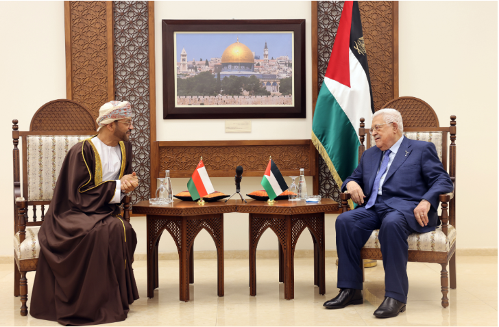 الرئيس محمود عباس خلال لقائه وزير خارجية سلطنة عُمان بدر بن حمد بن حمود البوسعيدي