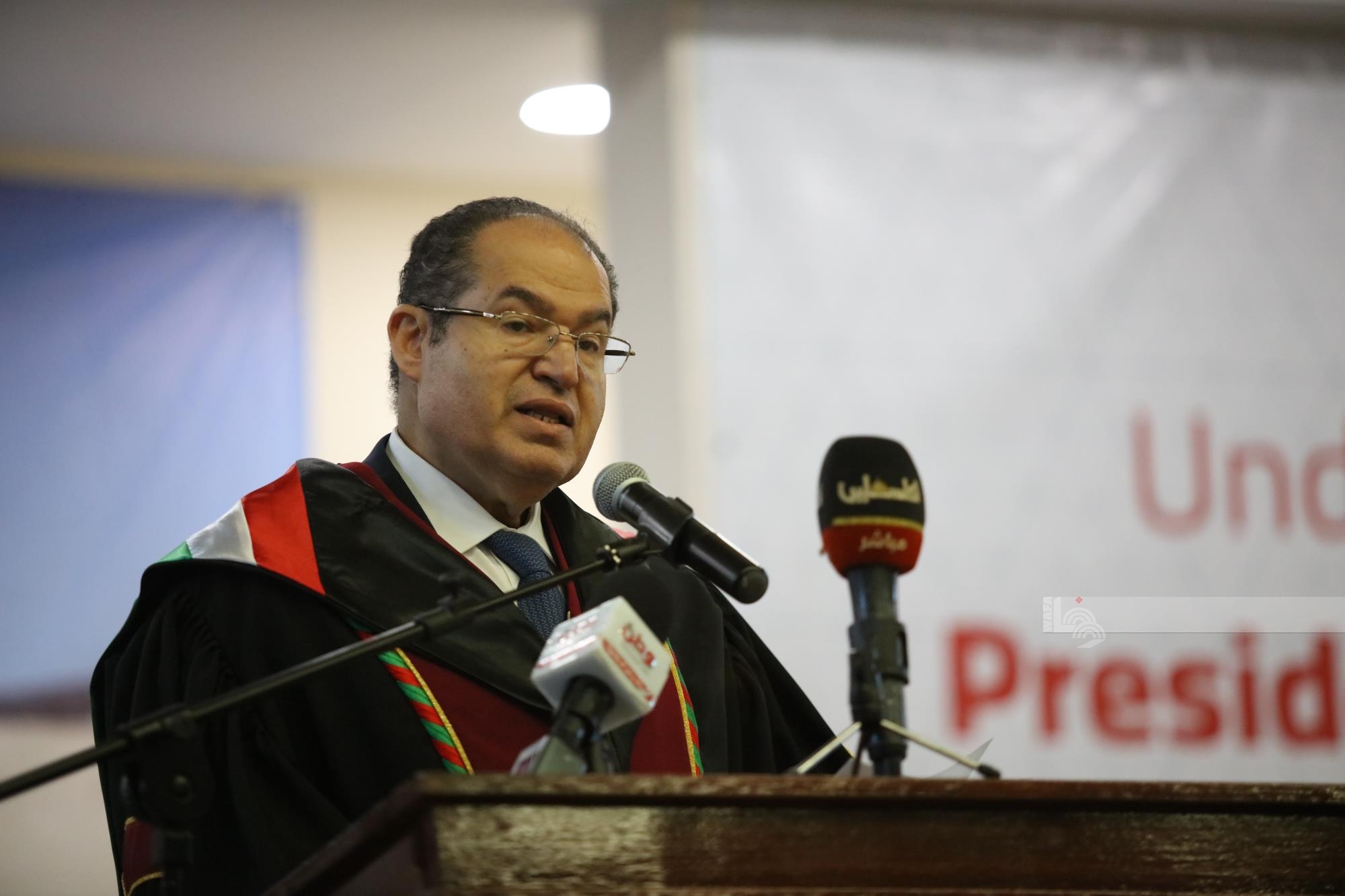مستشار الرئيس للشؤون الدبلوماسية، رئيس مجلس أمناء الجامعة العربية الأمريكية مجدي الخالدي خلال إلقائه الكلمة في حفل التخريج