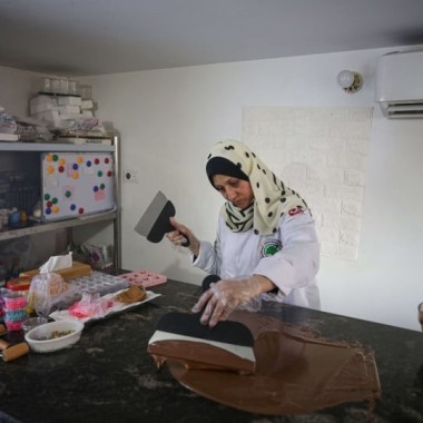 شوكولاتة غزة.. صناعة محلية بأيدٍ نسائية