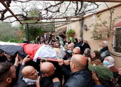 بينيت في البحرين لأول مرة للقاء الملك… ومقتل صبيّ فلسطيني أثناء الاحتجاج على هدم منزل