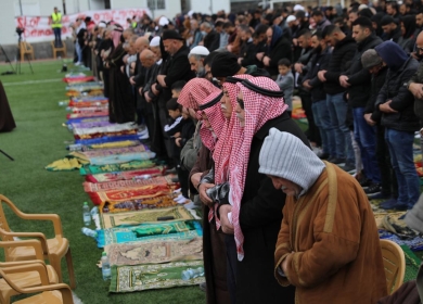 مقدسيون ومتضامنون يؤدون صلاة الجمعة على أراضي جبل المكبر