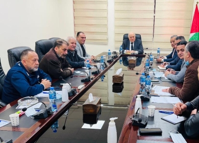 وزير المالية يبحث مع المكتب التنفيذي للاجئين وممثلي اللجان الشعبية المشاريع التطويرية في المخيمات