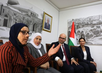 الهدمي وحمد وعوض يكرمون المناضلة المقدسية فاطمة سالم