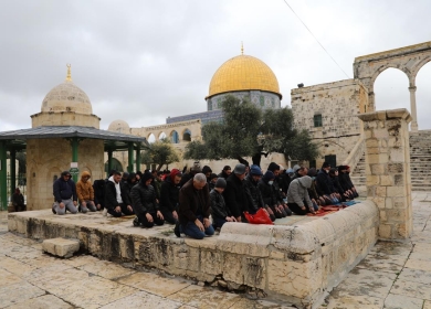 30 ألفا يؤدون صلاة الجمعة في المسجد الأقصى رغم إجراءات الاحتلال