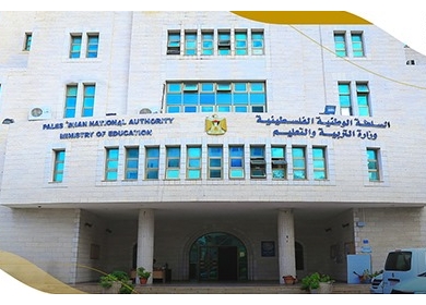 "التربية" تكرم الطلبة الفائزين بأجمل نهاية لرواية "عائد إلى حيفا"