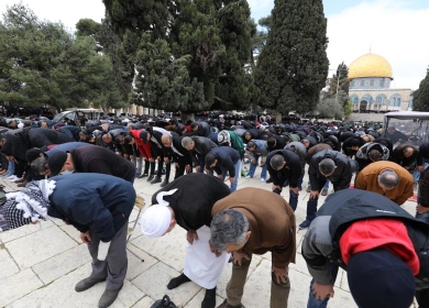 55 ألفا يؤدون صلاة الجمعة في المسجد الأقصى