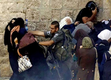 الاحتلال يعتدي على النساء في محيط مصلى قبة الصخرة ويعتقل أحد المعتكفين