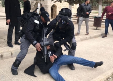 الاحتلال يعتدي على المصلين في "الأقصى"