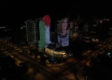 أبراج الدوحة تتوشح بعلم فلسطين وصورة شيرين أبو عاقلة