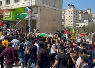 أهالي نابلس يُشيّعون جثمان الشهيد الفتى غيث يامين