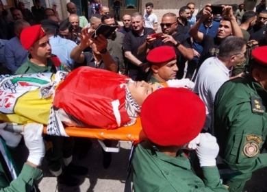 بدء مراسم تشييع جثمان الشهيد الطفل زيد غنيم في بيت لحم