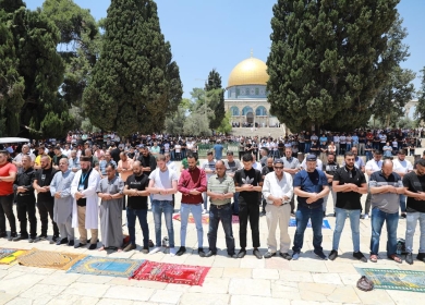 50 ألفا يؤدون صلاة الجمعة في الأقصى