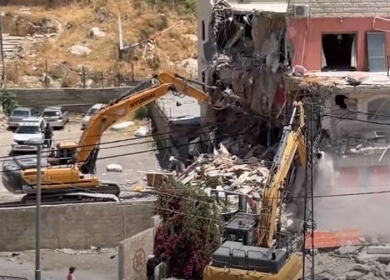الاحتلال يخطر بهدم مسكن ووقف العمل والبناء في 13 منزلا ومنشأة غرب سلفيت