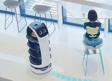 لأول مرة: روبوت يقدم الطعام والخدمات للزبائن في مطاعم بريطانيا