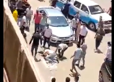 طالب مصري يقتل زميلته “ذبحاً” أمام بوابة الجامعة في المنصورة