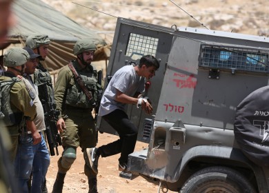 الاحتلال يعتقل ثلاثة مواطنين في الخليل