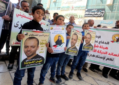 المعتقل خليل عواودة يعلق إضرابه عن الطعام بعد تعهدات بإنهاء اعتقاله