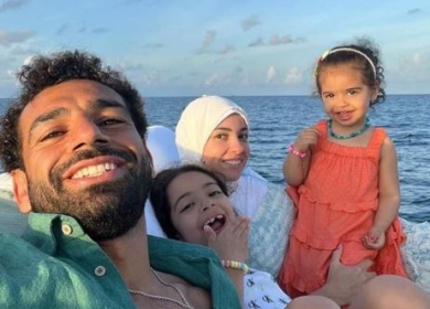 صور صلاح مع زوجته وأبنائه في المصيف تثير تفاعلا