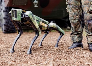 روسيا تكشف عن كلب آلي مقاتل يحمل قاذفة صواريخ
