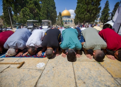 عشرات الآلاف يؤدون صلاة الجمعة في رحاب المسجد الأقصى
