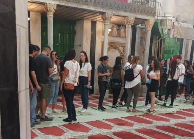 بذريعة الأعياد: مستوطنون يقتحمون الحرم الإبراهيمي ويوقدون شمعدانا داخله