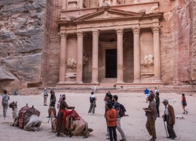 المدينة الوردية في الأردن تشهد إقبالا سياحيا كثيفا