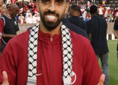 كابتن منتخب قطر يتوشح الكوفية الفلسطينية خلال التدريبات استعدادا لكأس العالم