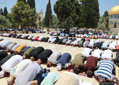 عشرات الآلاف يؤدون صلاة الجمعة في المسجد الأقصى