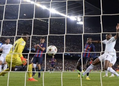 ثنائية ليفاندوفسكي القاتلة تبقي على آمال برشلونة في التأهل لثاني أدوار دوري الأبطال