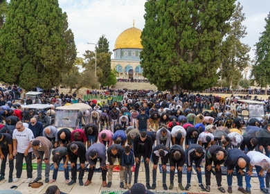 عشرات الآلاف يؤدون صلاة الجمعة في المسجد الأقصى