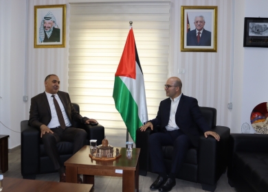 الهدمي يطلع السفير المصري على تطورات الأوضاع في القدس