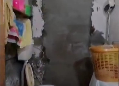 أسرة فقيرة تناشد إعادة بناء منزلها الأيل للسقوط 