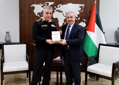 اشتية يتسلم تقرير جهاز الضابطة الجمركية لعام 2022