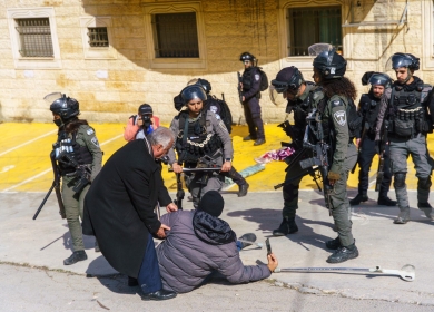 القدس: الاحتلال يعتدي على المواطنين ويعتقل 7 منهم في باب العمود