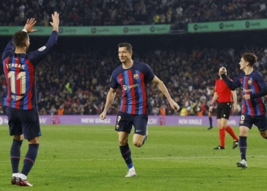 برشلونة يعزز صدارته للدوري الإسباني ويستعد لمانشستر يونايتد بثنائية في قادش