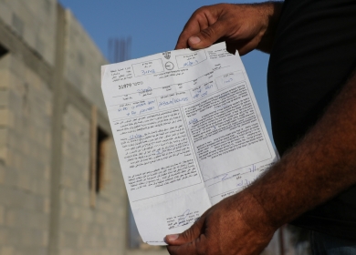 الاحتلال يخطر بإزالة خيمة سكنية ووحدة طاقة شمسية في الأغوار