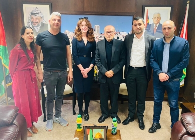 أبو بكر يطلع القنصل السياسي البريطاني على خطورة الأوضاع داخل السجون والمعتقلات