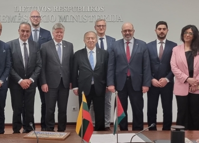 العسيلي يبحث تعزيز التعاون الاقتصادي بين فلسطين وليتوانيا