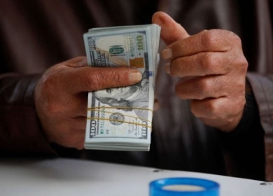 الدولار يتجه لتسجيل تراجع فصلي مع انخفاض رهانات رفع الفائدة
