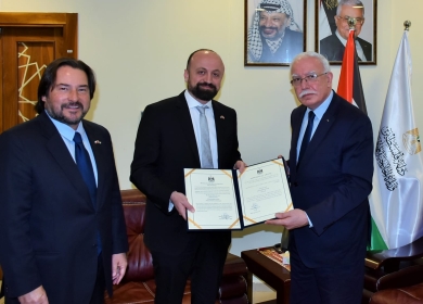 المالكي يسلّم أوراق اعتماد القنصل الفخري لتشيلي لدى فلسطين