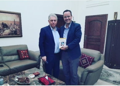 د.وسيم وني يهدي السفير الفلسطيني في لبنان أشرف دبور  نسخة عن كتابه