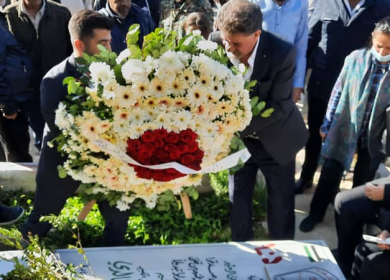 دائرة العلاقات العربية لمنظمة التحرير الفلسطينية تضع اكليلا من الزهور على أضرحة الشهداء بمخيم اليرموك بمناسبة الفطر  