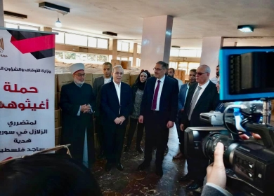 السفير الرفاعي يسلّم ممثل الحكومة السورية 9600 طرد غذائي للمتضررين من الزلزال