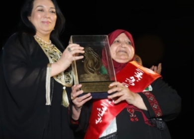 تقليد أم ناصر أبو حميد وسام المرأة المثالية في مهرجان بالأقصر المصرية