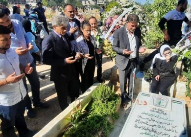 السفير عبد الهادي يضع أكليل من الزهور على أضرحة الشهداء في مخيم اليرموك 