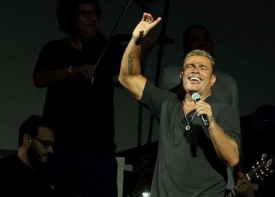 شاعر غنائي يقدم الاعتذار لعمرو دياب.. وهذا هو السبب