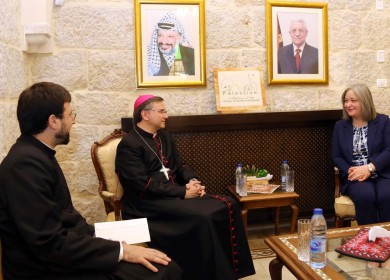 معايعة تطلع كاردينال الكنيسة الكاثوليكية في البرتغال على انتهاكات الاحتلال بحق شعبنا