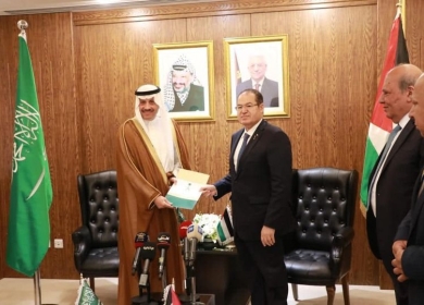 الخالدي يتسلم نسخة من أوراق اعتماد نايف السديري سفيرا مفوضا وفوق العادة للسعودية غير مقيم لدى فلسطين وقنصلا عاما للمملكة في القدس