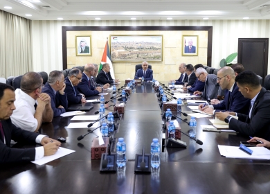 رئيس الوزراء يترأس اجتماعا لبحث التصدي للخصومات الإسرائيلية الجديدة