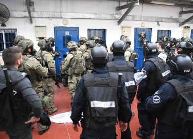 قوات القمع تقتحم قسم (5) في سجن "ريمون" وتنقل أسرى للزنازين والتحقيق